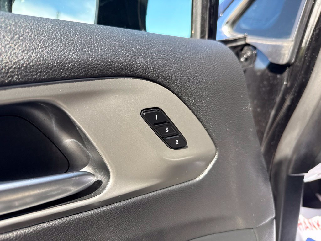 Used 2025 Chrysler Pacifica Select FWD image 9
