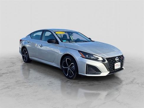 Certified 2024 Nissan Altima 2.5 SR image 3