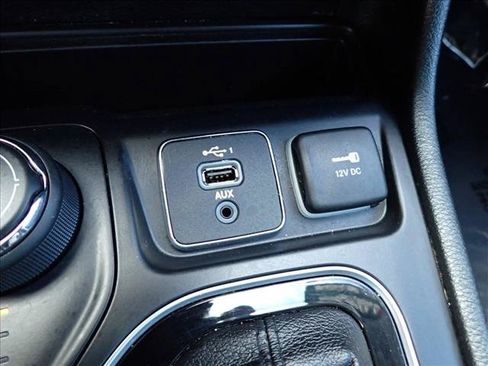 Used 2019 Jeep Cherokee Latitude Plus AWD/4WD image 19