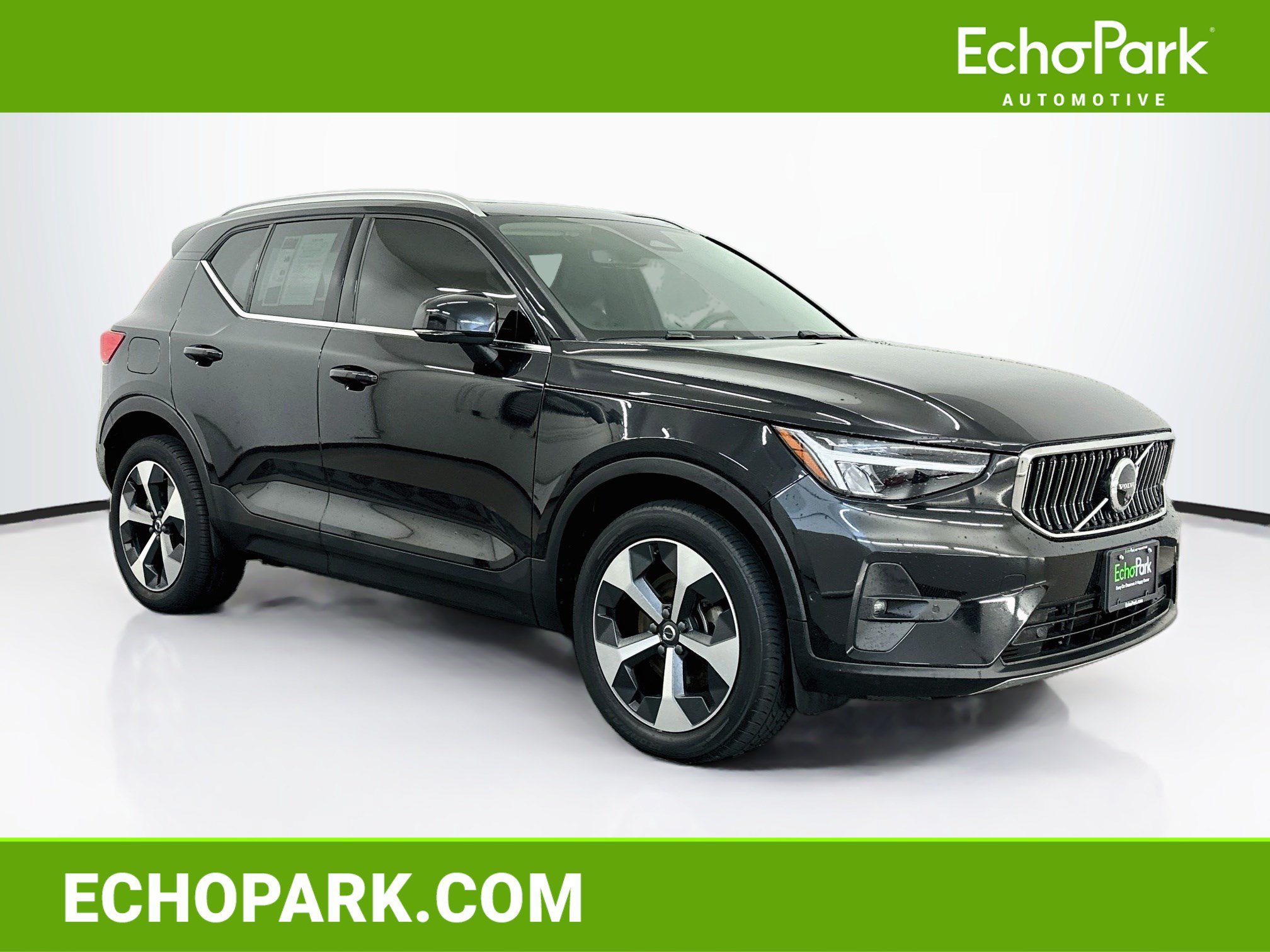 Used 2025 Volvo XC40 B5 Plus AWD/4WD image 1