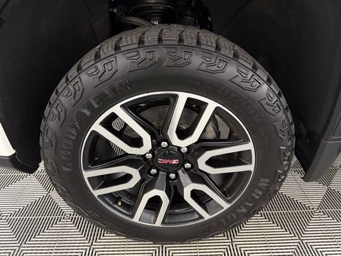 Used 2024 GMC Sierra 1500 AT4 w/ AT4 Premium Package AWD/4WD image 12