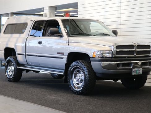 Used 1998 Dodge Ram 2500 Truck 4x4 Quad Cab image 2