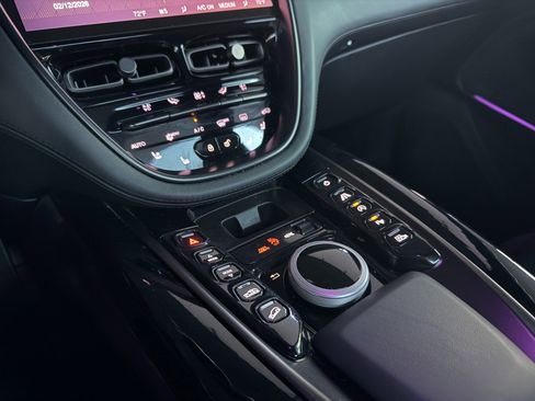 Used 2022 Aston Martin DBX image 38