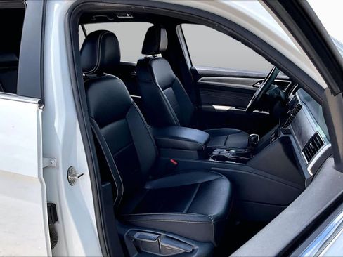 Used 2022 Volkswagen Atlas Cross Sport SE FWD image 8