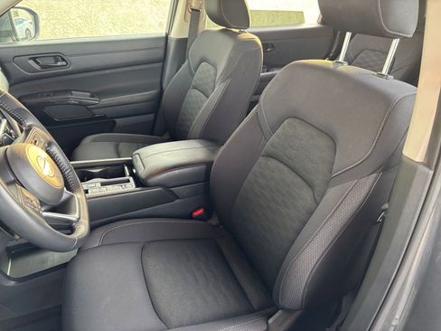 Used 2025 Nissan Pathfinder SV image 39