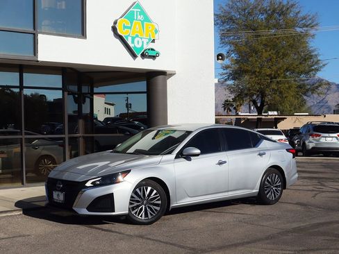 Used 2023 Nissan Altima 2.5 SV image 3