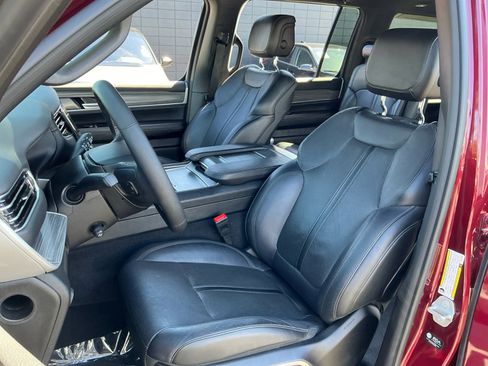 Used 2024 Jeep Wagoneer Series III AWD/4WD image 18