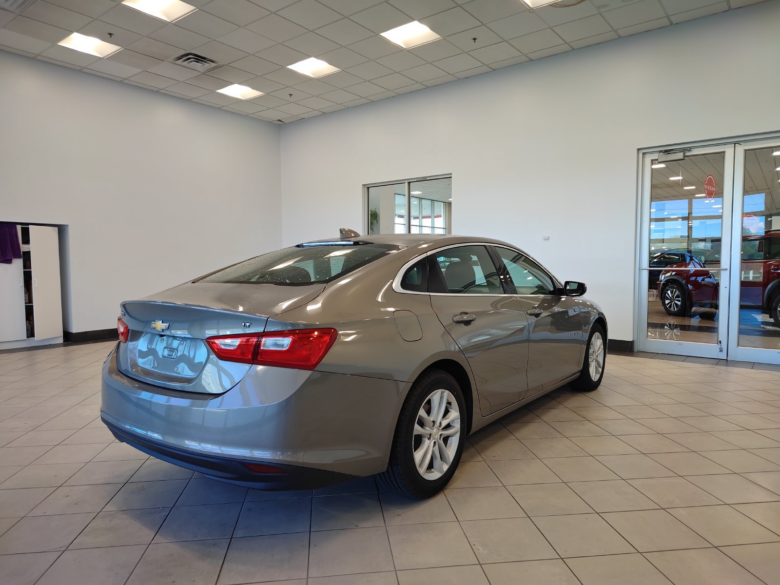 Used 2017 Chevrolet Malibu LT FWD image 3