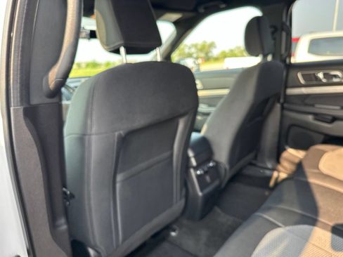 Used 2018 Ford Explorer XLT AWD/4WD image 21
