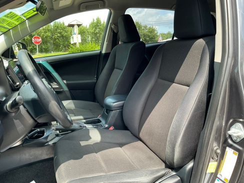 Used 2018 Toyota RAV4 LE w/ Carpet Mat Package AWD/4WD image 17
