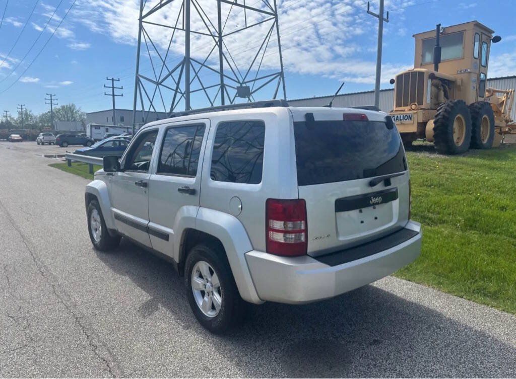 Used 2010 Jeep Liberty Sport w/ Popular Equipment Group AWD/4WD image 4
