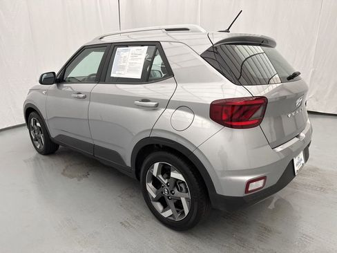 Used 2025 Hyundai Venue SEL FWD image 5