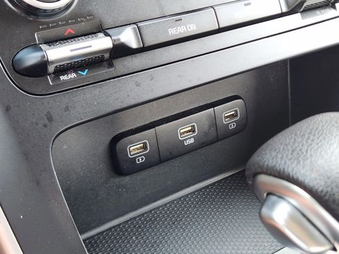 Used 2023 Kia Carnival LX FWD image 14