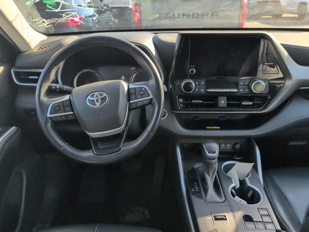 Used 2023 Toyota Highlander XLE FWD image 4