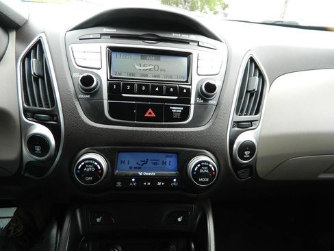 Used 2010 Hyundai Tucson Limited FWD image 19