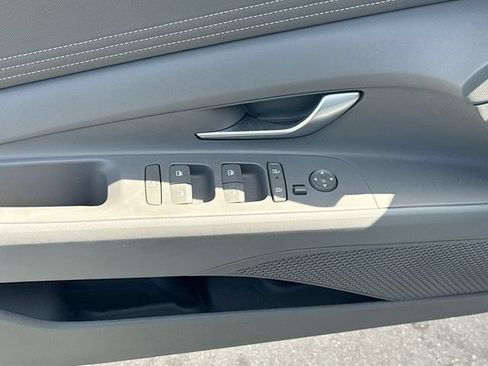 Certified 2025 Hyundai Elantra SEL FWD image 17