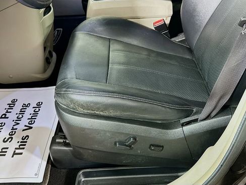 Used 2016 Chrysler Town & Country Touring-L image 21