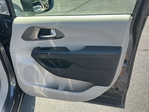 Used 2019 Chrysler Pacifica Limited FWD image 11