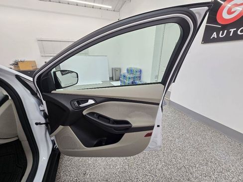Used 2017 Ford Focus SE FWD image 25