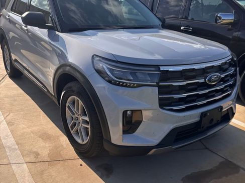 Used 2025 Ford Explorer Active w/ Active Comfort Package RWD image 1