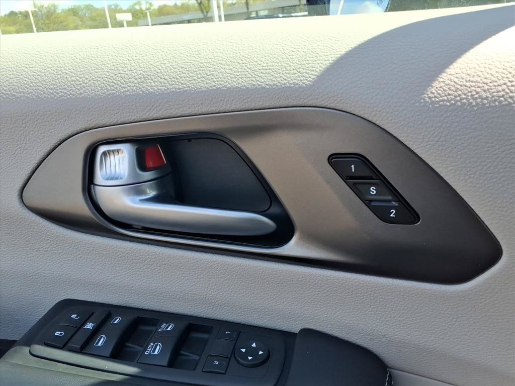 Used 2024 Chrysler Pacifica Touring-L FWD image 15
