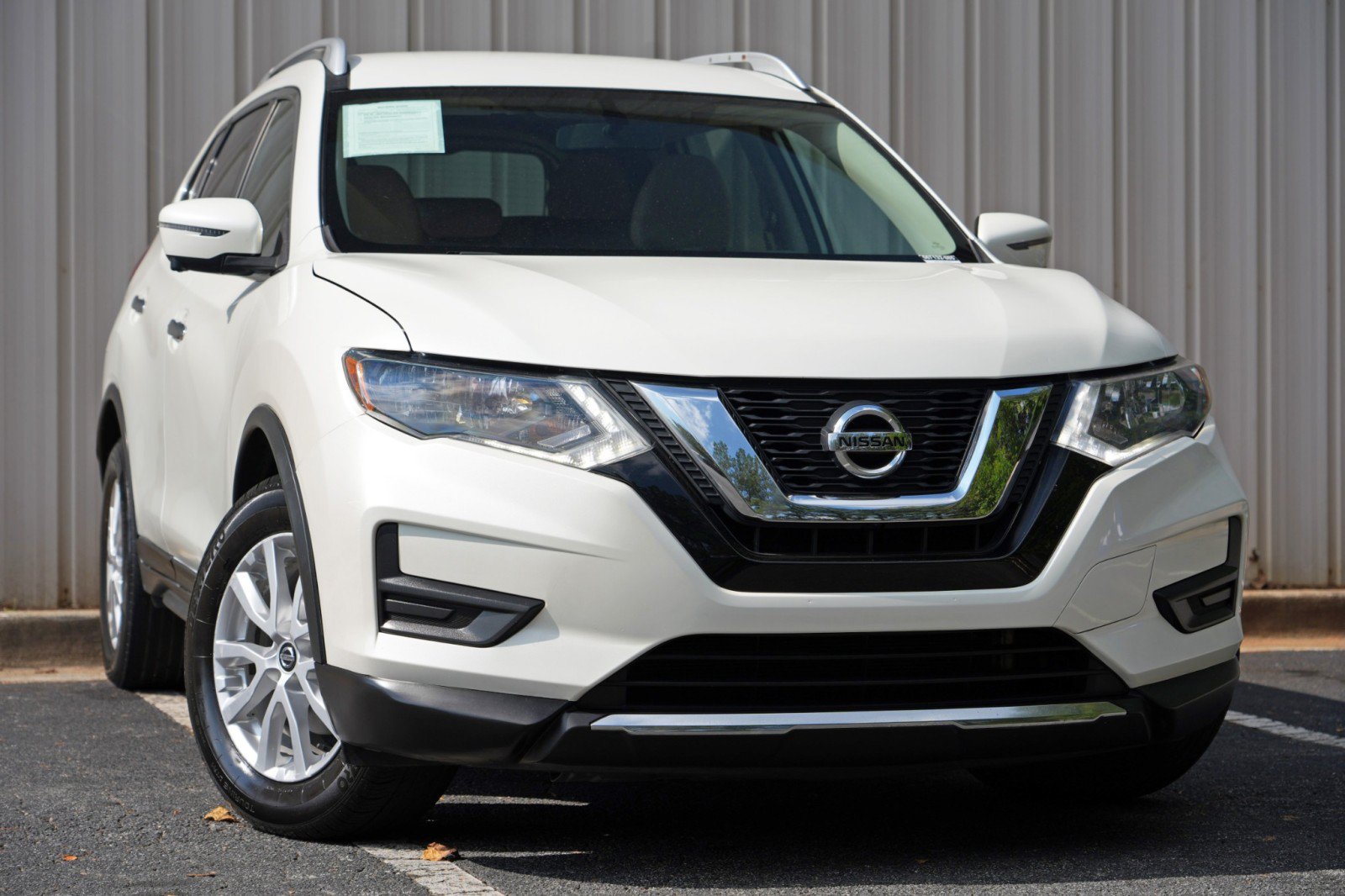 Used 2017 Nissan Rogue SV w/ SV Premium Package AWD/4WD image 2