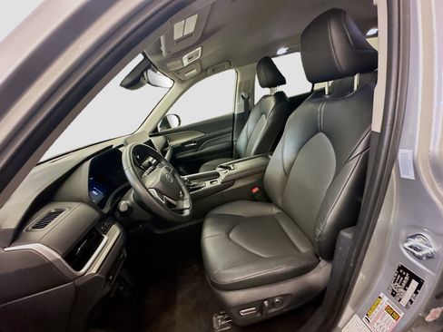 Used 2025 Toyota Grand Highlander AWD image 13