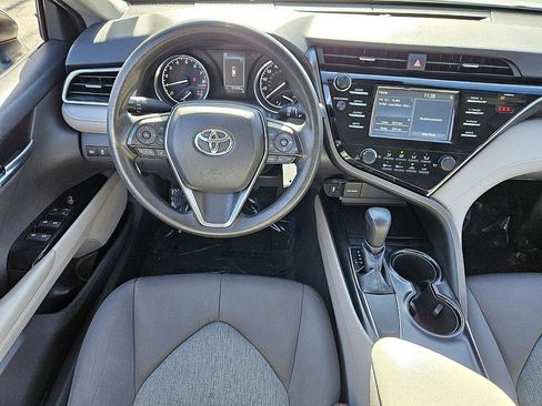 Used 2018 Toyota Camry LE image 9