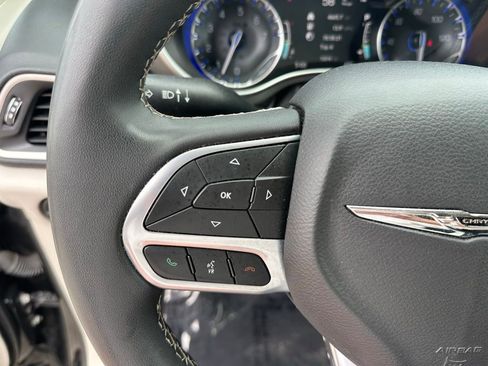 Used 2023 Chrysler Pacifica Touring-L FWD image 20