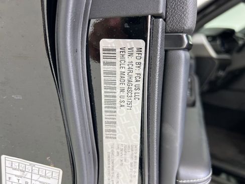 Used 2025 Jeep Grand Cherokee Altitude AWD/4WD image 30