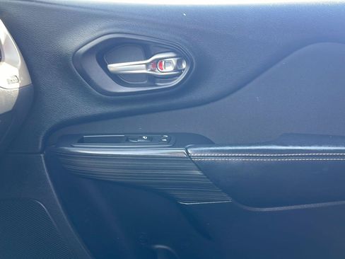 Used 2017 Jeep Cherokee Sport FWD image 28
