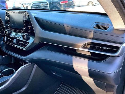 Certified 2021 Toyota Highlander XLE image 18