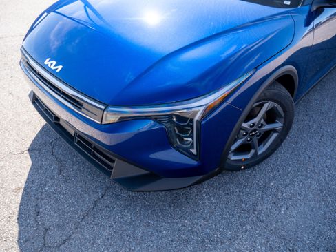 New 2025 Kia K4 LXS image 2