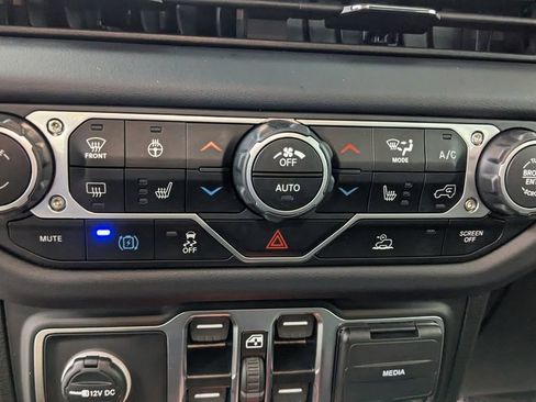 Used 2025 Jeep Wrangler Unlimited Sahara AWD/4WD image 25
