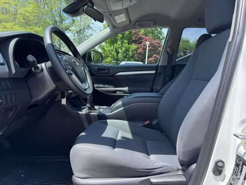 Used 2019 Toyota Highlander LE AWD/4WD image 21
