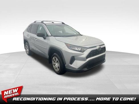 Used 2019 Toyota RAV4 LE image 1