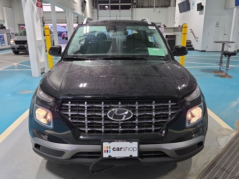 Used 2024 Hyundai Venue SEL image 2