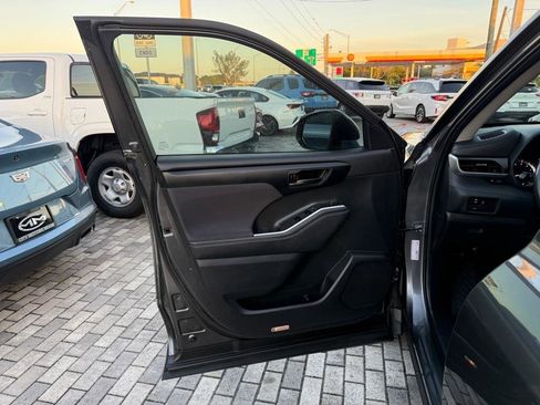 Used 2024 Toyota Highlander LE image 32