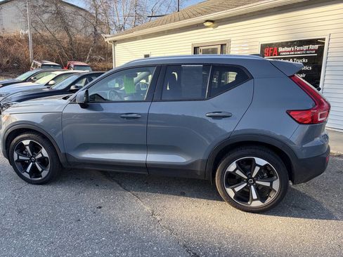 Used 2021 Volvo XC40 T5 Momentum w/ Premium Package AWD/4WD image 3