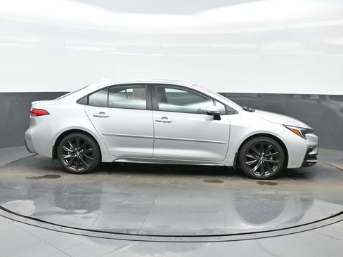 Used 2025 Toyota Corolla SE w/ SE Premium Package image 7