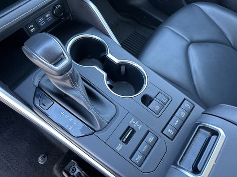 Used 2022 Toyota Highlander XLE image 25