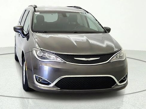 Used 2017 Chrysler Pacifica Touring-L FWD image 2