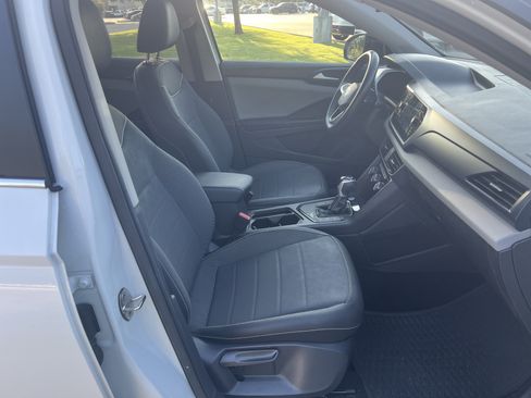 Used 2023 Volkswagen Taos SE w/ Panoramic Sunroof Package FWD image 27
