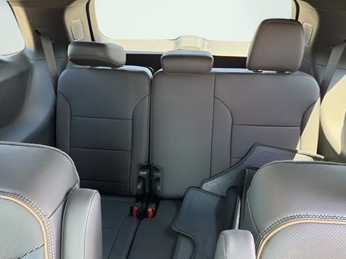 Used 2025 Chevrolet Traverse High Country FWD image 7