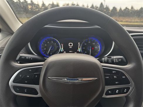 Certified 2021 Chrysler Pacifica Touring image 21