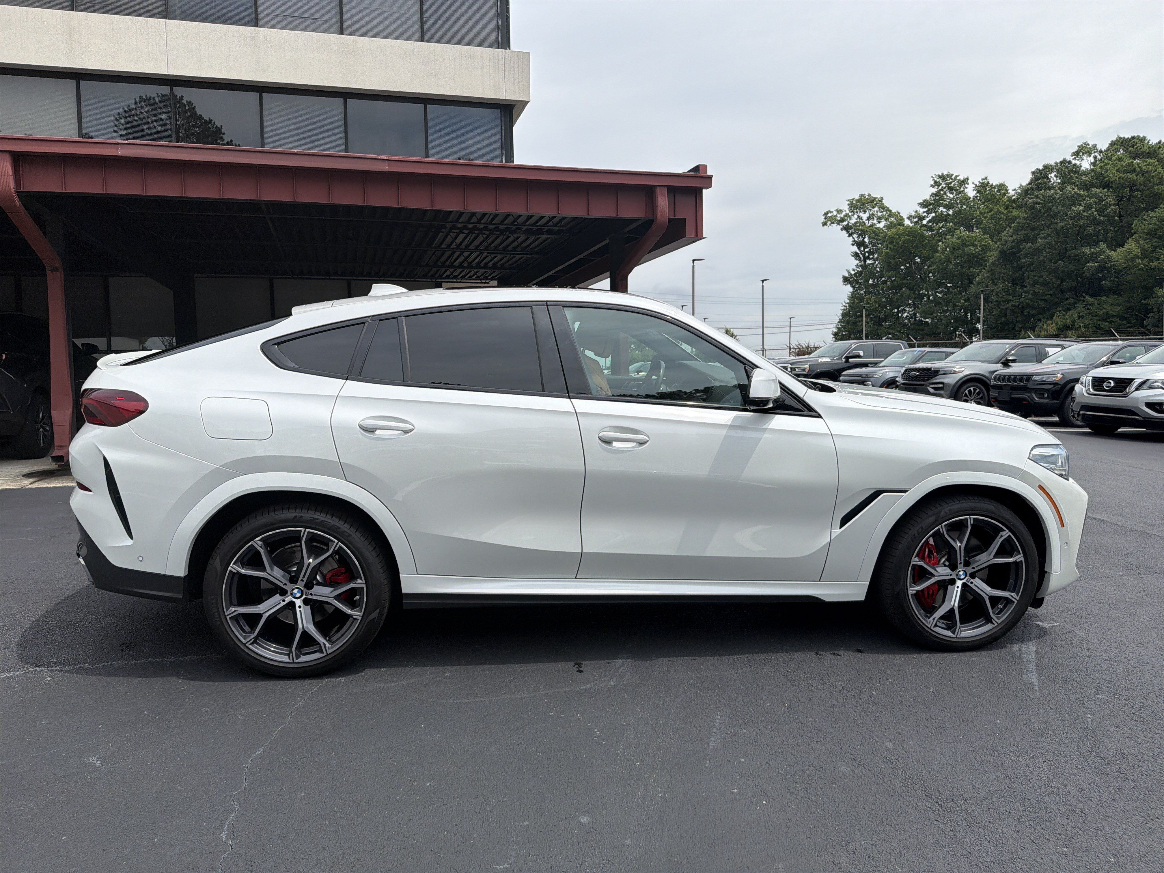 Used 2022 BMW X6 xDrive40i w/ M Sport Package AWD/4WD image 8