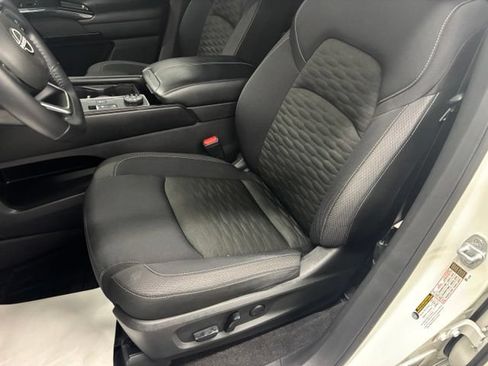Used 2022 Nissan Pathfinder SV AWD/4WD image 16