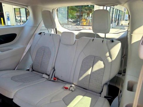 Used 2018 Chrysler Pacifica Touring Plus image 9