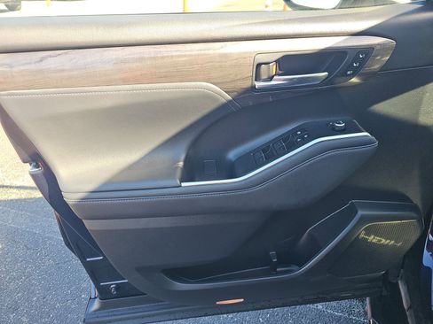 Used 2023 Toyota Highlander Limited image 16