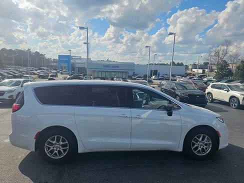 Used 2025 Chrysler Pacifica Select image 9